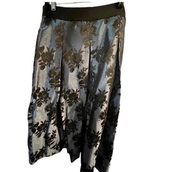 White House Black Market Dresses & Skirts - White House Black Market Flare Floral Jacquard Full Skirt with Pockets Size 14